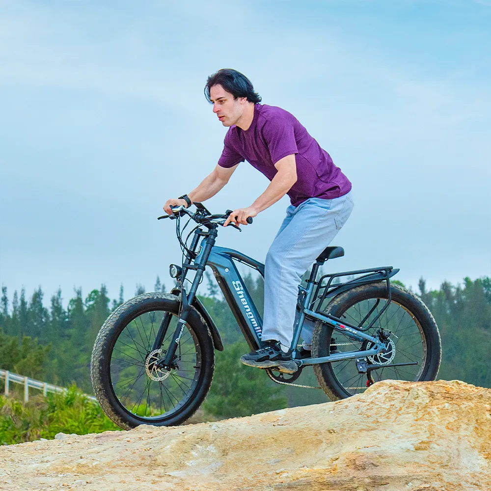 Shengmilo MX05 bici elettrica con ciclista in movimento in città