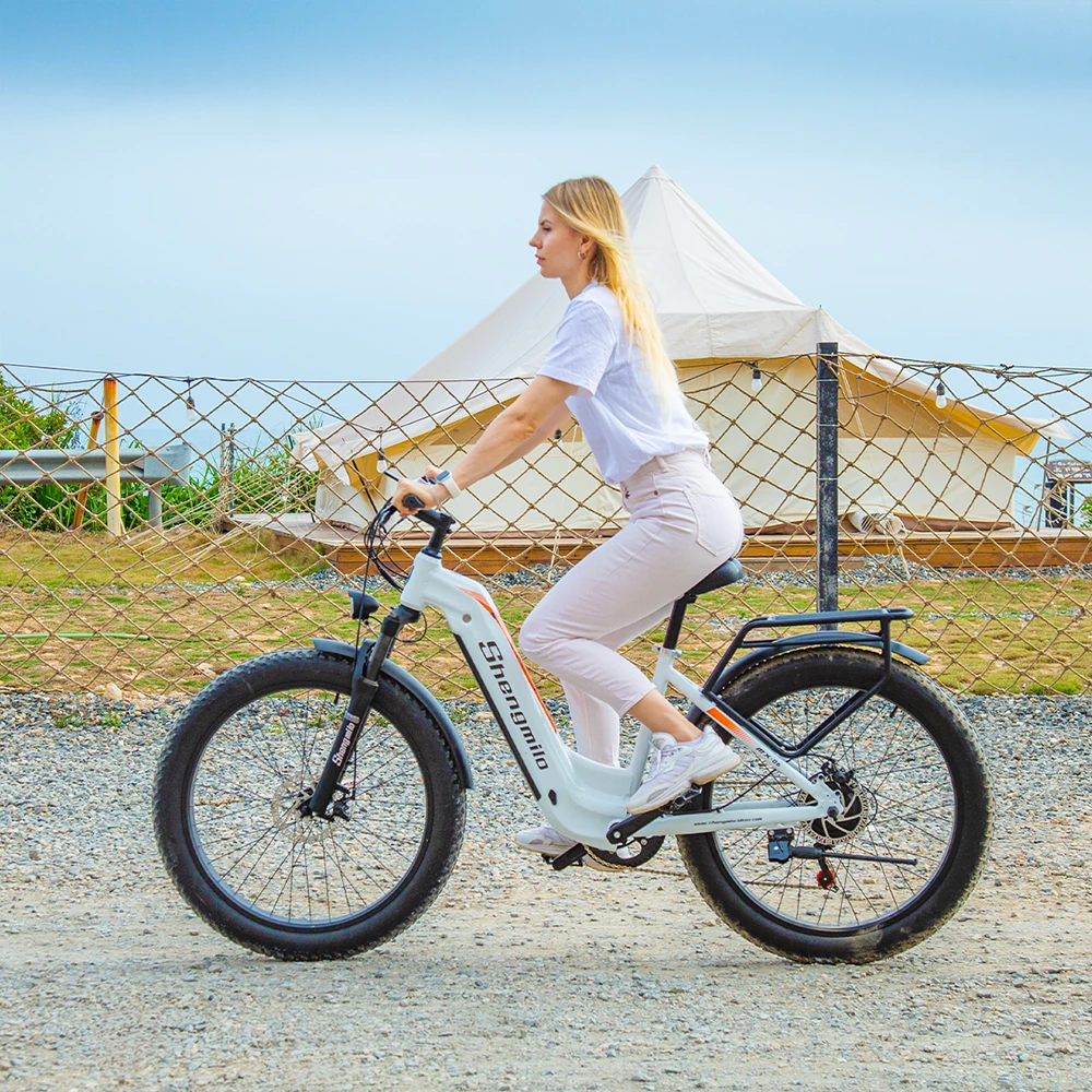 Shengmilo MX06 bici elettrica con ciclista su strada aperta all'aperto